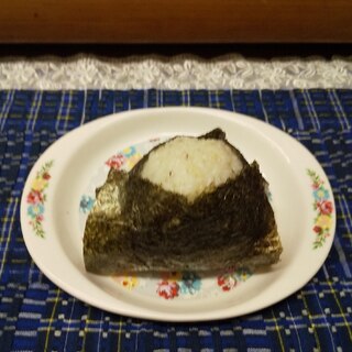 きのこ炊き込みご飯でおにぎり